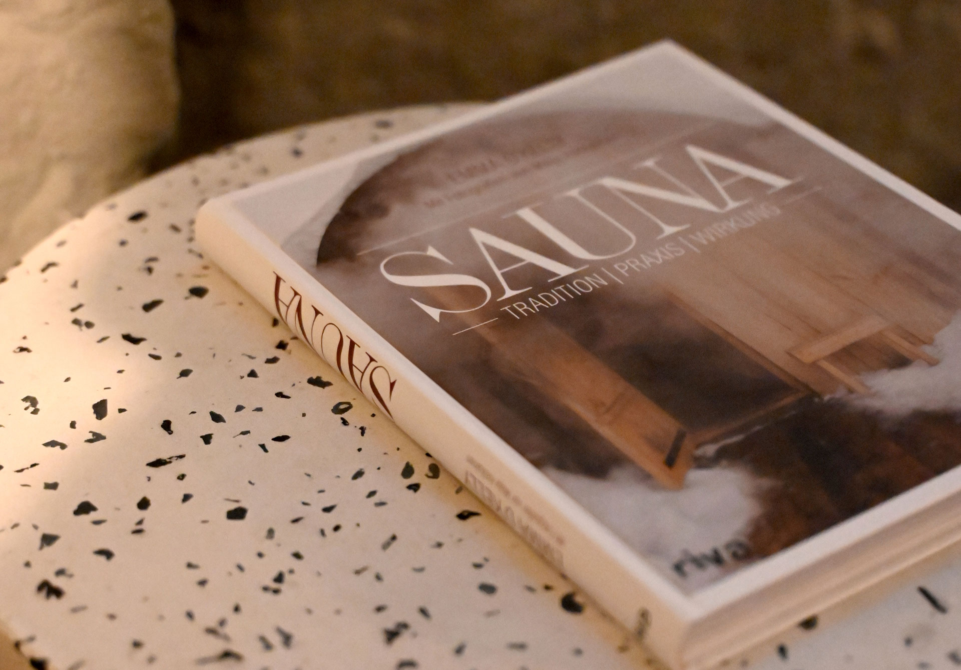 Entspanntes Ambiente im Sauna und Wellnessbereich