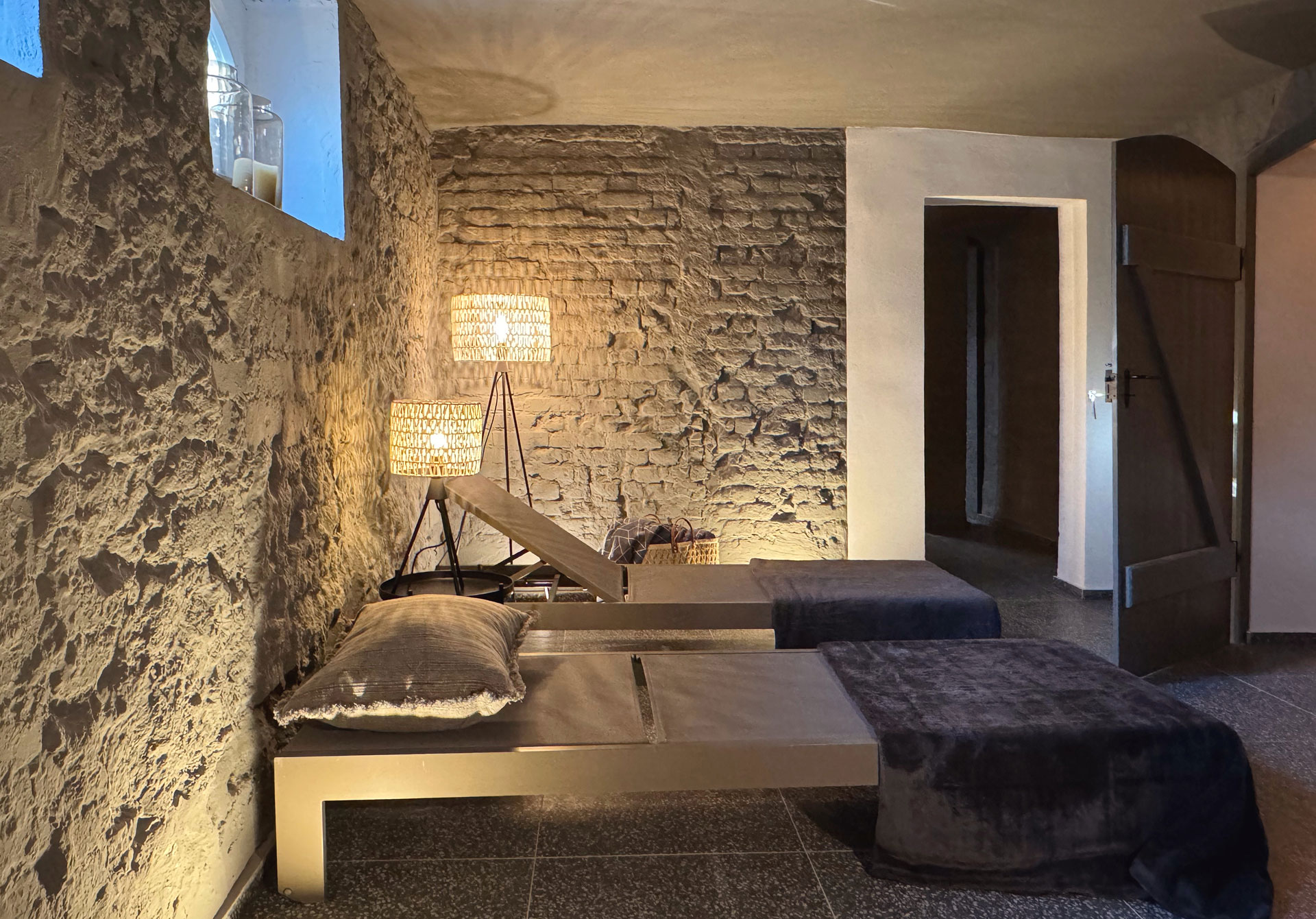 Komfortable Ruhezone im Sauna und Wellnessbereich