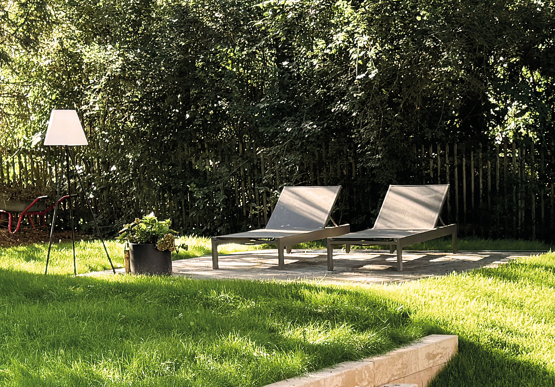 Ruhebereich im Grünen als Teil des Sauna und Wellnessbereiches