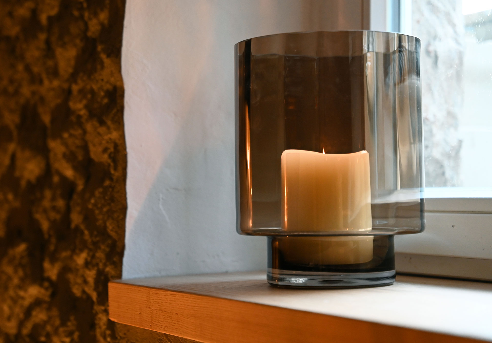 Entspannte Stimmung im Sauna und Wellnessbereich durch sanftes und natürliches Licht und unaufdringliche Dekorationen